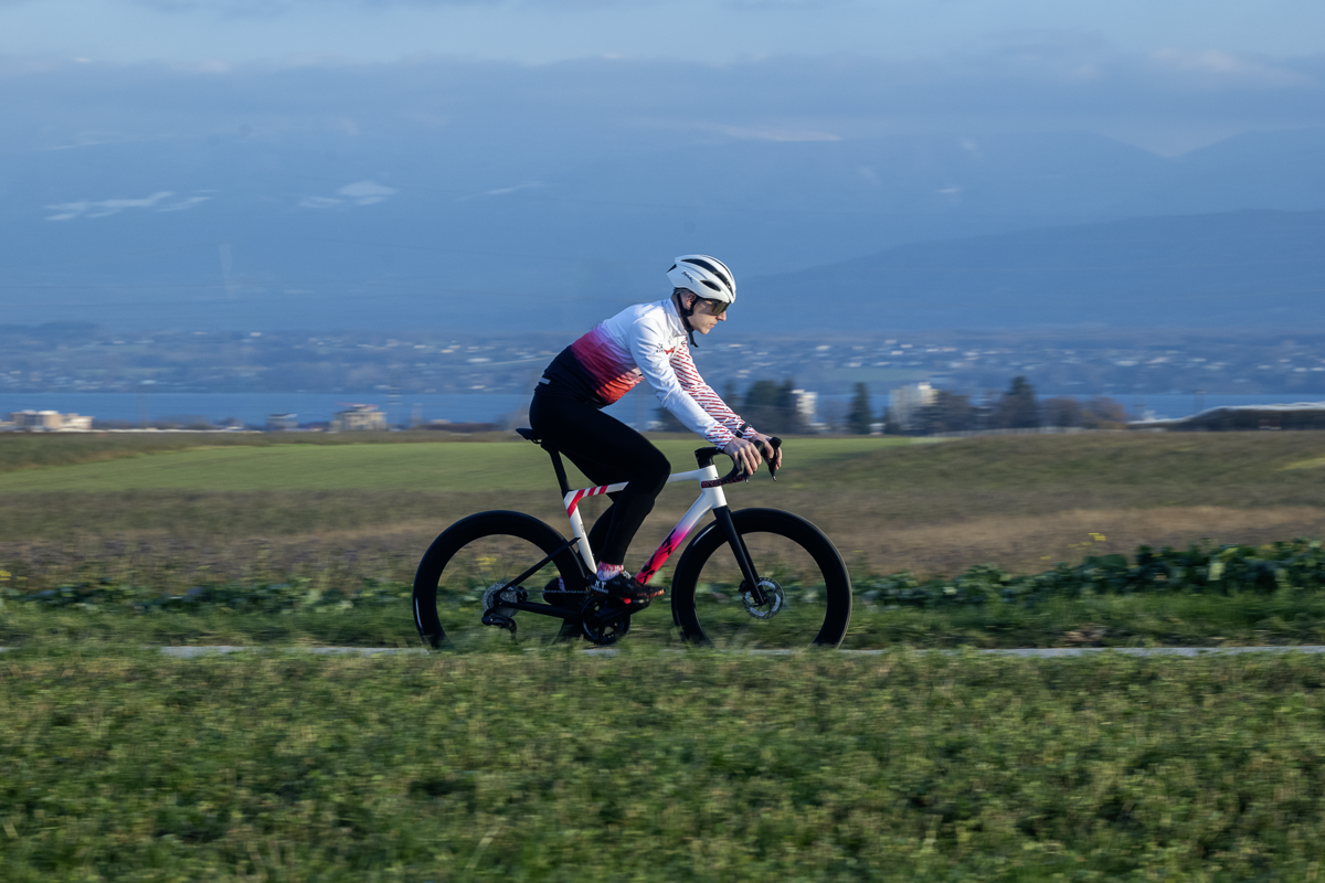 Coureur à l'entraînement sous le soleil d'été